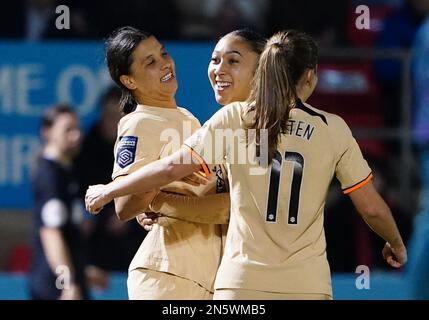 Sam Kerr di Chelsea (a sinistra) festeggia con Lauren James (al centro) e Guro Reiten dopo aver segnato il quarto gol del gioco, completando un trick durante la partita semifinale della fa Women's Continental Tyres League Cup al Chigwell Construction Stadium, Dagenham. Data immagine: Giovedì 9 febbraio 2023. Foto Stock