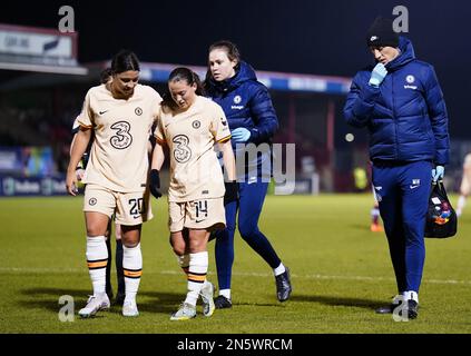 Fran Kirby di Chelsea (seconda a sinistra) lascia il campo dopo aver subito un infortunio, mentre il compagno di squadra Sam Kerr controlla le sue condizioni durante la partita semifinale della fa Women's Continental Tyres League Cup al Chigwell Construction Stadium di Dagenham. Data immagine: Giovedì 9 febbraio 2023. Foto Stock