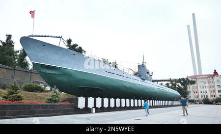 Vladivostok, Russia - 9 agosto 2021: Il monumento agli eroi della guerra. Sullo sfondo del ponte d'oro e della cupola della Chiesa. Foto Stock