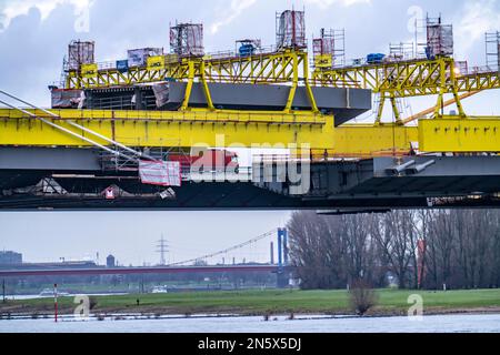 Nuova costruzione del ponte autostradale Neuenkamp, la A40, sul Reno, poco prima dell'inserimento dell'ultimo elemento ponte, nel primo di Foto Stock