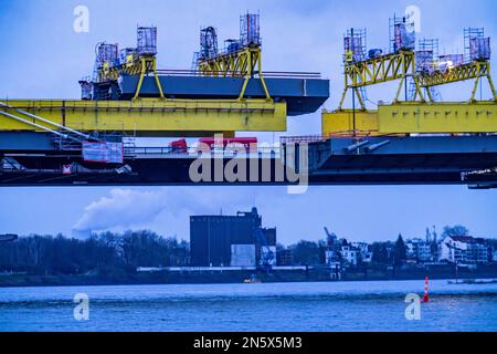 Nuova costruzione del ponte autostradale Neuenkamp, la A40, sul Reno, poco prima dell'inserimento dell'ultimo elemento ponte, nel primo di Foto Stock