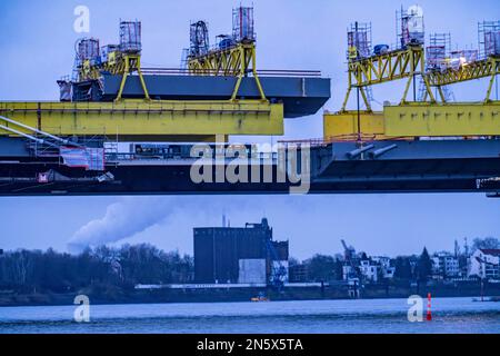 Nuova costruzione del ponte autostradale Neuenkamp, la A40, sul Reno, poco prima dell'inserimento dell'ultimo elemento ponte, nel primo di Foto Stock