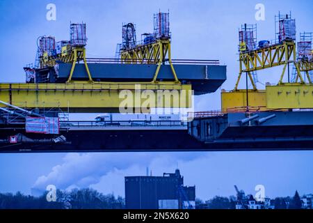 Nuova costruzione del ponte autostradale Neuenkamp, la A40, sul Reno, poco prima dell'inserimento dell'ultimo elemento ponte, nel primo di Foto Stock