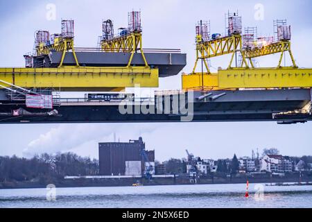 Nuova costruzione del ponte autostradale Neuenkamp, la A40, sul Reno, poco prima dell'inserimento dell'ultimo elemento ponte, nel primo di Foto Stock