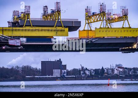 Nuova costruzione del ponte autostradale Neuenkamp, la A40, sul Reno, poco prima dell'inserimento dell'ultimo elemento ponte, nel primo di Foto Stock