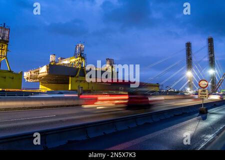 Nuova costruzione del ponte autostradale Neuenkamp, la A40, sul Reno, poco prima dell'inserimento dell'ultimo elemento ponte, nel primo di Foto Stock