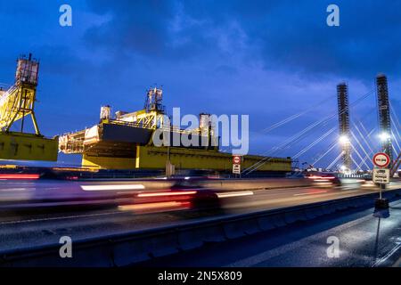 Nuova costruzione del ponte autostradale Neuenkamp, la A40, sul Reno, poco prima dell'inserimento dell'ultimo elemento ponte, nel primo di Foto Stock