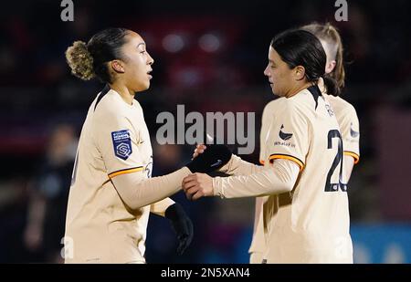 Lauren James di Chelsea (a sinistra) festeggia con il compagno di squadra Sam Kerr dopo aver segnato il quinto gol del gioco durante la partita semifinale della fa Women's Continental Tyres League Cup al Chigwell Construction Stadium di Dagenham. Data immagine: Giovedì 9 febbraio 2023. Foto Stock