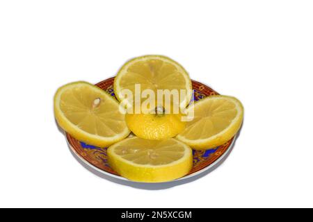 I limoni a fette su un piatto isolato su uno sfondo bianco Foto Stock