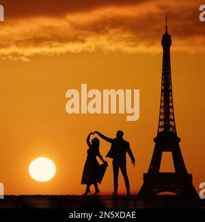 Silhouette di una coppia che balla davanti alla Torre Eiffel a Parigi, Francia, una scena di viaggio romantica che combina amore, danza e un landmark iconico. Foto Stock