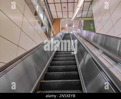 Foto delle scale della scala mobile della metropolitana da sotto in direzione dell'uscita Foto Stock