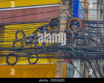 Un groviglio di fili elettrici sulle strade di Bangkok, Thailandia Foto Stock