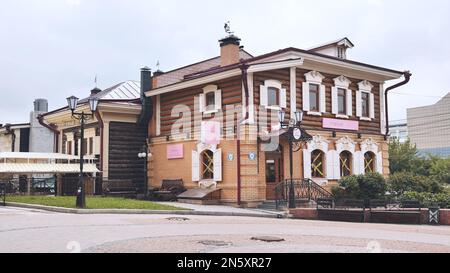 Irkutsk, Russia - 21 agosto 2021: 130 quartiere kvartal Irkutsk Sloboda è un'area appositamente creata di edifici storici nel centro di Irkutsk Foto Stock