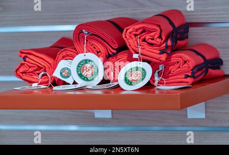 Souvenir in vendita nel negozio ufficiale di Roland Garros, Parigi Foto Stock