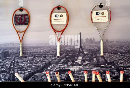 Souvenir in vendita nel negozio ufficiale di Roland Garros, Parigi Foto Stock