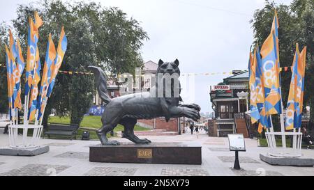 Irkutsk, Russia - 21 agosto 2021: Babr scultura tigre siberiana simbolo della città di Irkutsk in estate giorno di sole Foto Stock