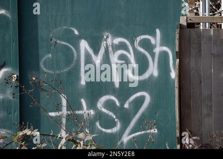 Harefield, Regno Unito. 9th febbraio 2023. Smash HS2 graffiti. HS2 costruzione della ferrovia ad alta velocità 2 per i moli del Viadotto di Colne Valley attraverso il lago Broadwater, nel quartiere londinese di Hillingdon. Il lago è un sito di Fusts faunistico di interesse speciale dove centinaia di alberi sono stati abbattuti da HS2. I Wildlife Trusts hanno riferito che la metrica HS2 utilizzata per la loro costruzione senza alcuna perdita netta per la natura è “fondamentalmente difettosa” e che HS2 hanno tralasciato stagni, siepi e alberi dalle loro mappe. I Wildlife Trusts hanno chiesto che tutti e HS2 i lavori si interrompano e che HS2' devono essere riparati Foto Stock