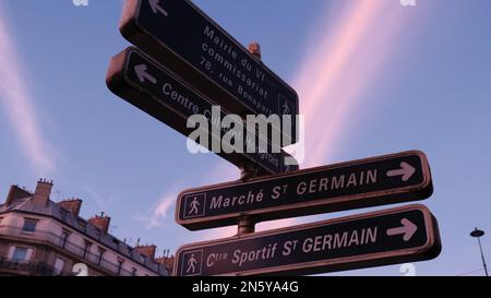 Un angolo basso di indicazioni stradali a Parigi, Francia Foto Stock