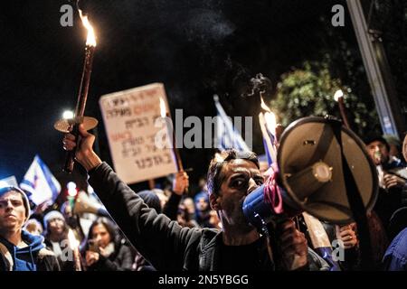 Gerusalemme, Israele. 09th Feb, 2023. Gli israeliani protestano contro il nuovo governo di destra al di fuori della casa del primo ministro. Credit: Ilia Yefimovich/dpa/Alamy Live News Foto Stock