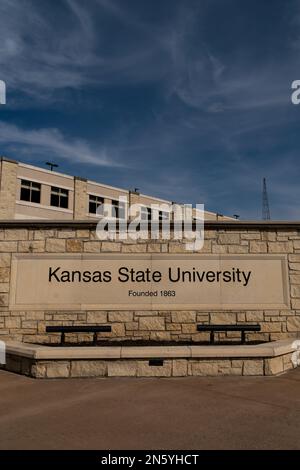 MANHATTEN, Kansas, USA - 3 NOVEMBRE 2022: Muro di ingresso e bandiere al campus della Kansas state University. Foto Stock
