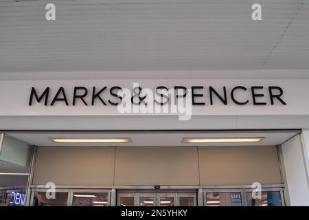 Uxbridge, London Borough di Hillingdon, Regno Unito. 9th febbraio, 2023. Un negozio Marks & Spencer a Uxbridge. Il rivenditore di High Street Marks & Spencer ha portato indietro i loro bambini mangiano gratis per il semestre scolastico di febbraio. È stato previsto che M&S potrebbe superare John Lewis fino a diventare il settimo concessionario più grande del 7th entro la fine del 2023. Credit: Maureen McLean/Alamy Live News Foto Stock