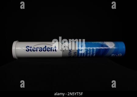 EXETER, DEVON, Regno Unito - 17 GENNAIO 2023 Steradent Denture Cleaner tube Foto Stock