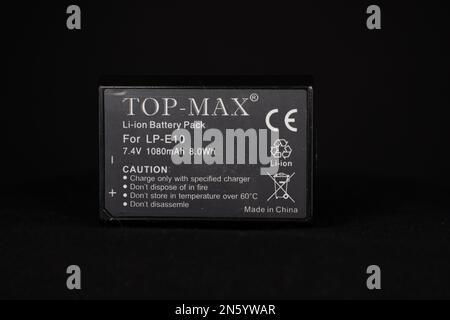EXETER, DEVON, Regno Unito - 17 GENNAIO 2023 Top-MaxLi-ion Battery Pack una fotocamera - Made in China vista frontale Foto Stock