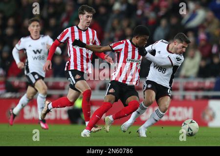 Sunderland, USA, 8th febbraio 2023. Manor Solomon di Fulham in azione con Amad Diallo di Sunderland durante il replay della fa Cup Fourth Round tra Sunderland e Fulham allo Stadio di luce, Sunderland mercoledì 8th febbraio 2023. (Foto: Mark Fletcher | NOTIZIE MI) Credit: NOTIZIE MI & Sport /Alamy Live News Foto Stock