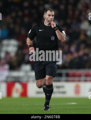 Sunderland, USA, 8th febbraio 2023. L'arbitro della partita Tim Robinson durante il replay della fa Cup Fourth Round tra Sunderland e Fulham allo Stadio di luce, Sunderland mercoledì 8th febbraio 2023. (Foto: Mark Fletcher | NOTIZIE MI) Credit: NOTIZIE MI & Sport /Alamy Live News Foto Stock