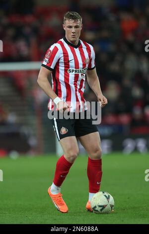 Sunderland, USA, 8th febbraio 2023. Daniel Ballard di Sunderland durante il replay della fa Cup Fourth Round tra Sunderland e Fulham allo Stadio di luce, Sunderland mercoledì 8th febbraio 2023. (Foto: Mark Fletcher | NOTIZIE MI) Credit: NOTIZIE MI & Sport /Alamy Live News Foto Stock