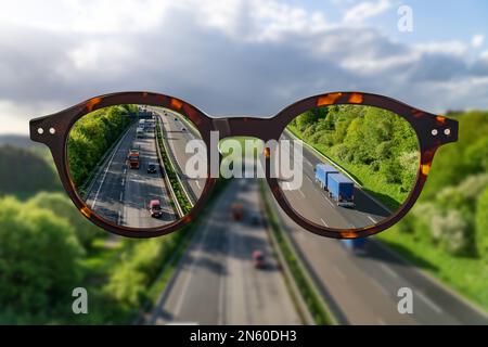 Occhiali da vista contro l'ametropia nitida vista panoramica su un'autostrada senza parti di messa a fuoco foto. Foto Stock