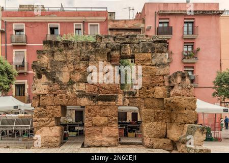 Placa del Forum, sito del Foro Romano, con un muro di antiche rovine di pietra romana, nel centro della città di Tarragona, Catalogna, Spagna, Europa. Foto Stock