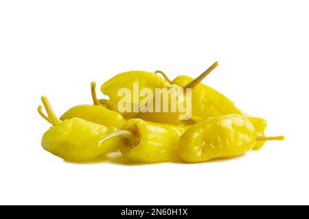 Mucchio di peperoni gialli, peperoncini o friggitelli sott'aceto, isolato su fondo bianco. Peperoncino marinato, tritato. Tradizionale italiano e greco Foto Stock