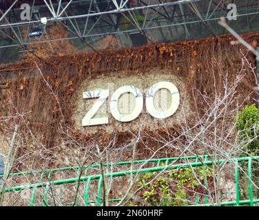 Edimburgo, Scozia, Regno Unito 9th febbraio 2023. Cartello dello zoo l'ingresso allo zoo di Edimburgo inizia da Arrivederci ai panda dopo aver vissuto a Edimburgo per oltre 10 anno. Sono stati resi gratuiti senza prenotazione e i poster sono stati messi a disposizione per dire Arrivederci. Yang Guang e Tian Tian arrivarono in Scozia nel 2011 ed è destinata ad essere rispedita nella loro patria nell'ottobre 2023 . Credit Gerard Ferry/Alamy Live News Foto Stock