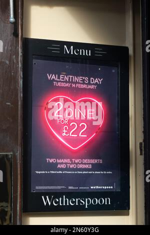 Uxbridge, London Borough di Hillingdon, Regno Unito. 9th febbraio, 2023. Un pub Wetherspoon a Uxbridge. I prezzi nella catena di pub J D Wetherspoon sono saliti del 7,5%, mettendo un extra di 29p dollari su una pinta di birra e di 75p dollari sul cibo nei loro pub. Credit: Maureen McLean/Alamy Live News Foto Stock
