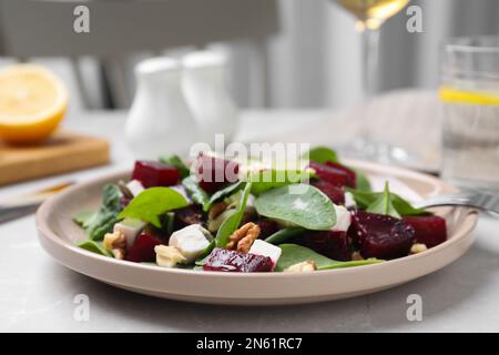 Deliziosa insalata di barbabietole servita sul tavolo grigio, primo piano Foto Stock