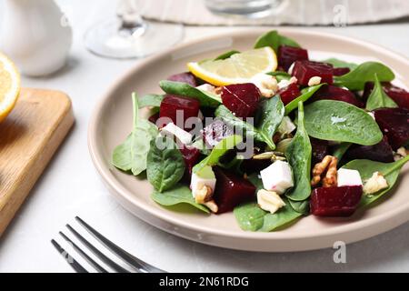 Deliziosa insalata di barbabietole servita sul tavolo grigio, primo piano Foto Stock