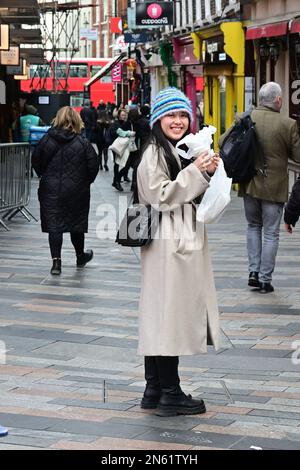 Westminster, Londra, Regno Unito, febbraio 9 2023. Turisti a Chinatown Square, Londra, Regno Unito. Data foto scattata: Febbraio 9 2023. Foto Stock