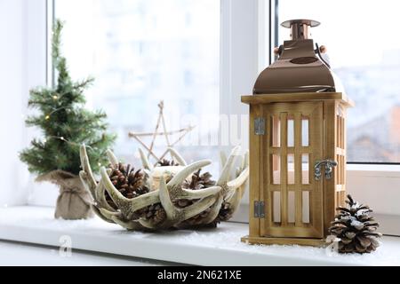 Bella lanterna di Natale e altre decorazioni sul davanzale Foto Stock