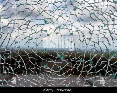 Sovrapposizione texture utile. Un vetro rotto su. con molti shards taglienti. Sovrapposizione texture utile per lo sfondo. Foto Stock