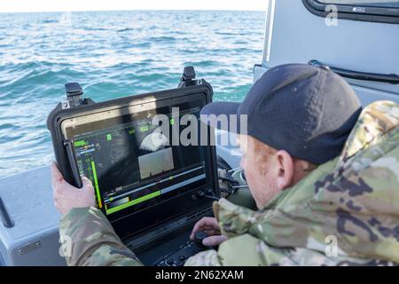 Un Sailor assegnato al gruppo di smaltimento delle ordigni esplosive 2 (EODG 2) conduce una ricerca di detriti con un veicolo subacqueo durante gli sforzi di recupero di un pallone cinese ad alta quota nell'Oceano Atlantico il 7 febbraio 2023. Sotto la direzione del presidente degli Stati Uniti e con il pieno sostegno del governo del Canada, un USA Air Force F-22 Raptor, su autorità del comando del Nord, ha impegnato e portato giù il pallone spia cinese all'interno dello spazio aereo sovrano degli Stati Uniti e sulle acque territoriali degli Stati Uniti il 4 febbraio 2023. Foto di MC1 Ryan Seelbach/U.S.A. Navy/UPI Foto Stock