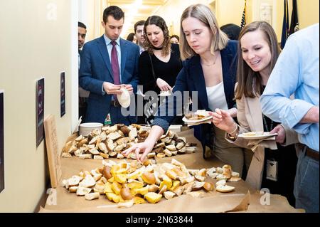 Washington, Stati Uniti. 09th Feb, 2023. Personale congressuale al primo incontro del Bagel Caucus durante la Giornata Nazionale del bagel & Lox negli Stati Uniti Capitol. (Foto di Michael Brochstein/Sipa USA) Credit: Sipa USA/Alamy Live News Foto Stock