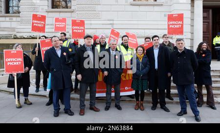 I membri del PUBLIC and Commercial Services Union PCS stamani lanciano un picket fuori dal Tesoro a Westminster. 100.000 membri DEL PCS tra cui c Foto Stock