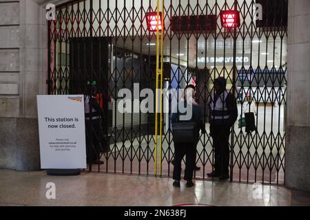 I membri dei sindacati di Aslef e RMT hanno annunciato oggi uno Sciopero ferroviario. Nella foto: Stazione di Londra Victoria questa mattina. 01/02/2023 Foto Stock