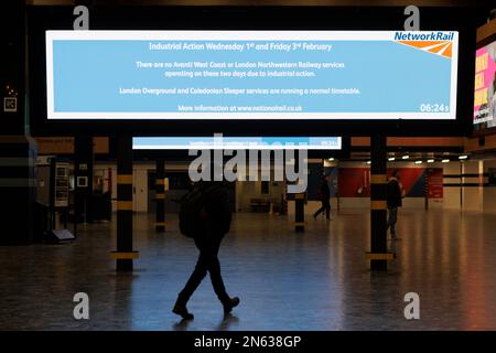 I membri dei sindacati di Aslef e RMT hanno annunciato oggi uno Sciopero ferroviario. Nella foto: Stazione ferroviaria di Londra Euston questa mattina. Immagine scattata su 1st Fe Foto Stock