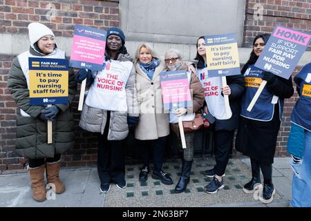 RCN, il Royal College of Nursing, ha organizzato uno sciopero di due giorni a febbraio. Il Segretario generale della RCN Pat Cullen è visto sulla linea del picket. Foto Stock