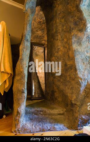 Cabina doccia in resina modellata in stile cavelike nel bagno principale all'interno di una vecchia casa in stile cottage canadese del 1839. Foto Stock