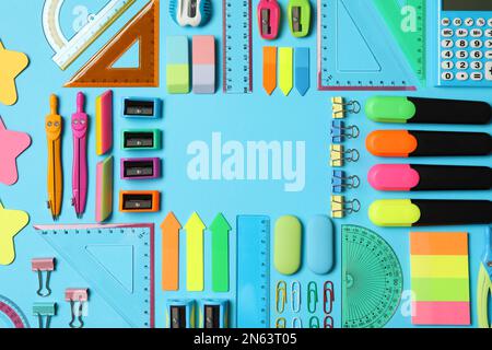 Cornice di cancelleria diversa su sfondo blu, piatta con spazio per il  testo. Torna a scuola Foto stock - Alamy