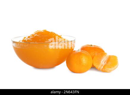 Ciotola di gustosa marmellata e di tangerini freschi su sfondo bianco Foto Stock