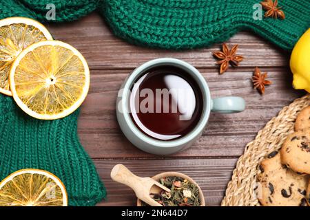 Composizione piatta con gustoso tè in tazza su tavolo di legno Foto Stock